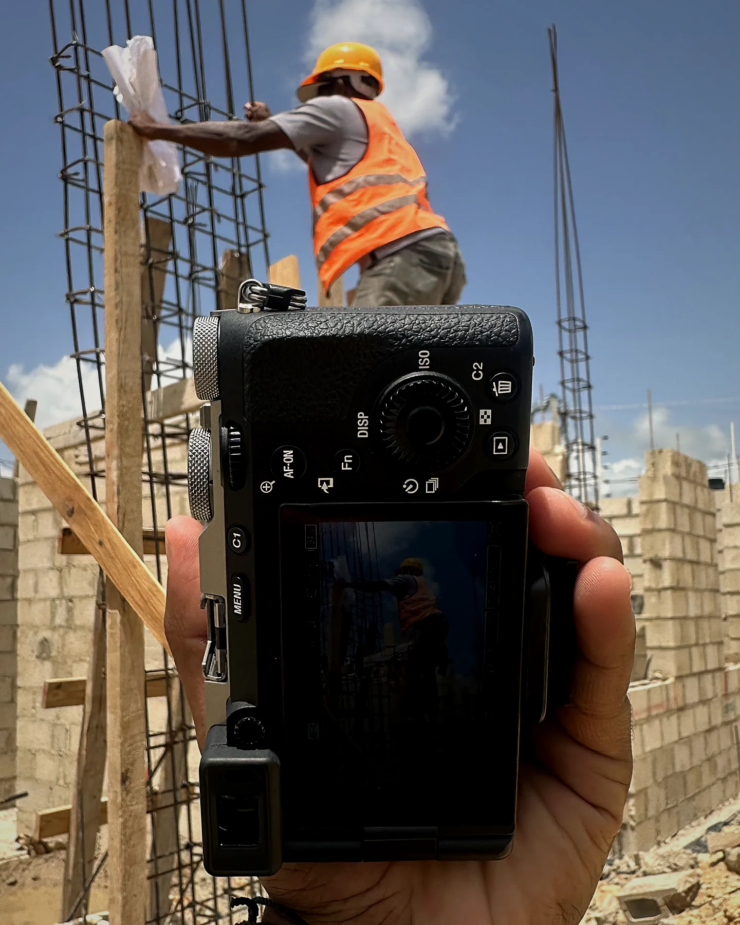 Cámara de Viscery Studio grabando en una obra en construcción